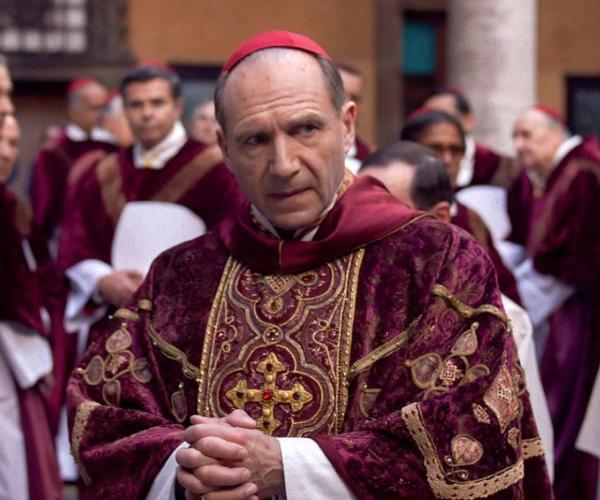 Conclave con Ralph Fiennes, quanto è reale quello che vediamo nel film? Lo spiega un esperto di papato