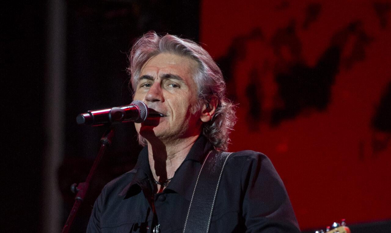 Ligabue, al concerto del primo maggio: “Ecco qual è la droga più vecchia del mondo”