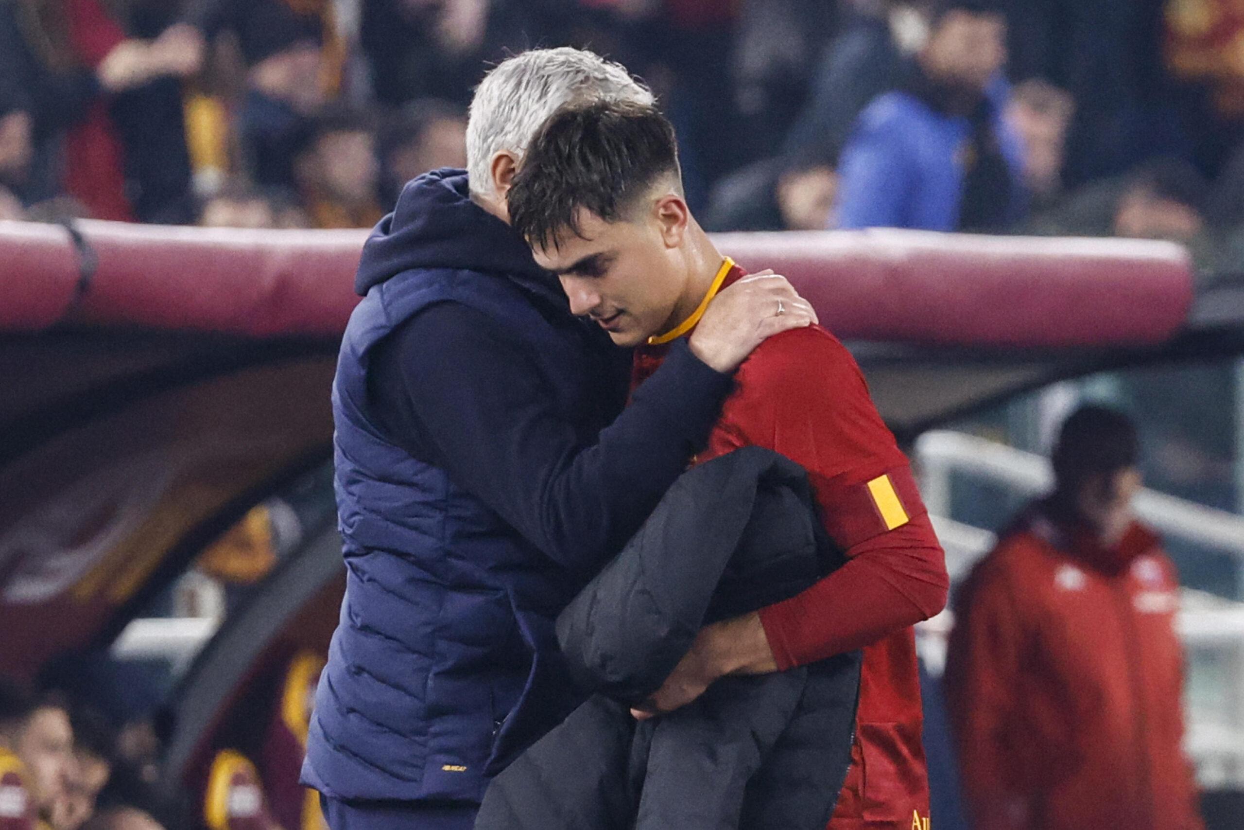 Il futuro di Dybala legato a quello di Mourinho: l’attaccante potrebbe lasciare Roma insieme al tecnico