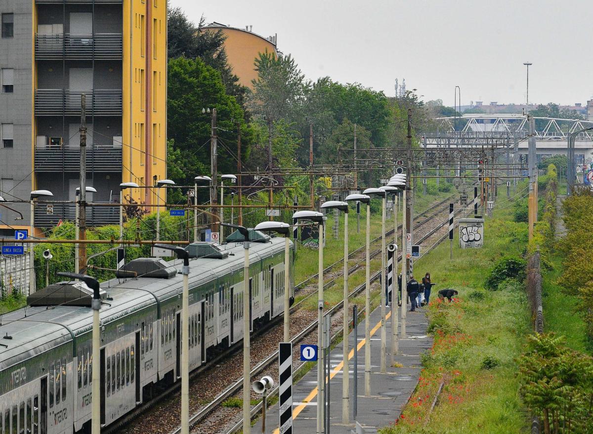 Roma, il lungo pomeriggio dei passeggeri di un treno fermo a San Fi…