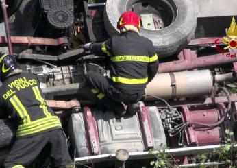 Torino, a Castellamonte un camion dei vigili del fuoco è finito fuori strada: gravi tre pompieri