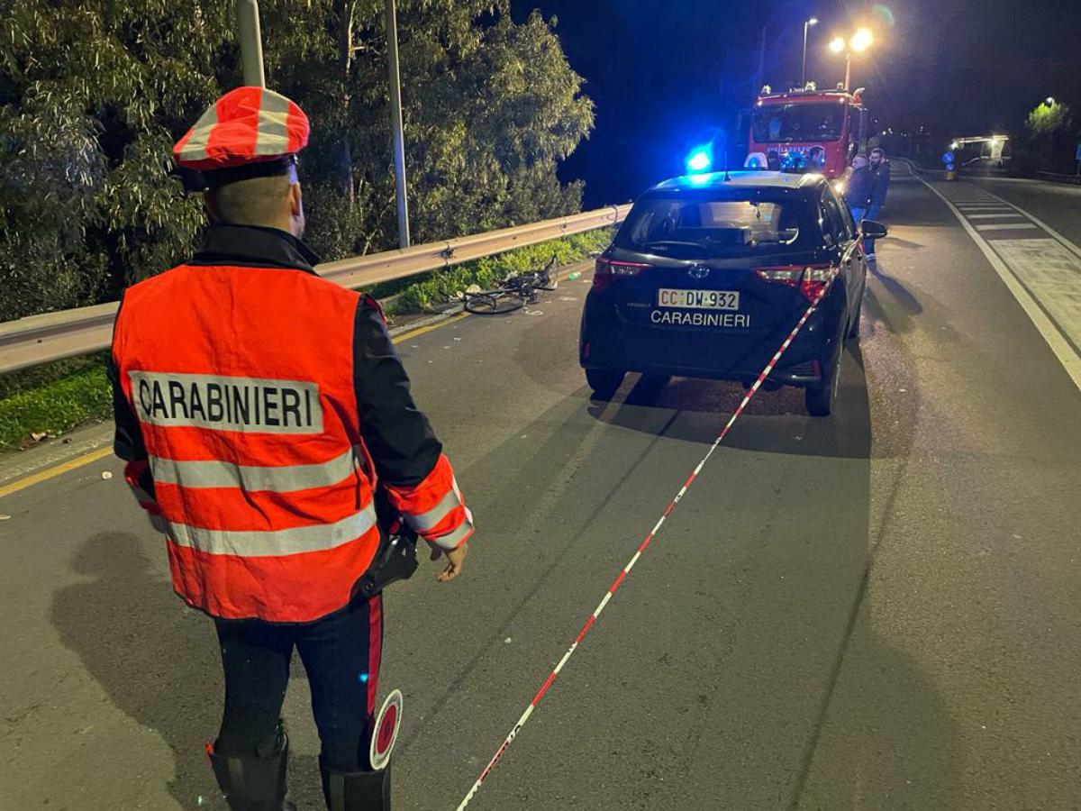 Bergamo, ciclista travolto da auto in corsa e sbalzato a oltre 50 metri: muore 52enne