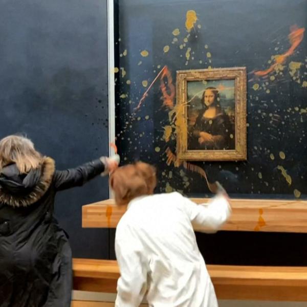 Gioconda, attiviste lanciano zuppa sul dipinto di Leonardo al Louvre | Video