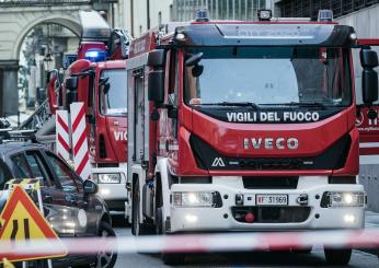 Torino, incendio di rifiuti nella periferia: colonna di fumo visibile da lontano