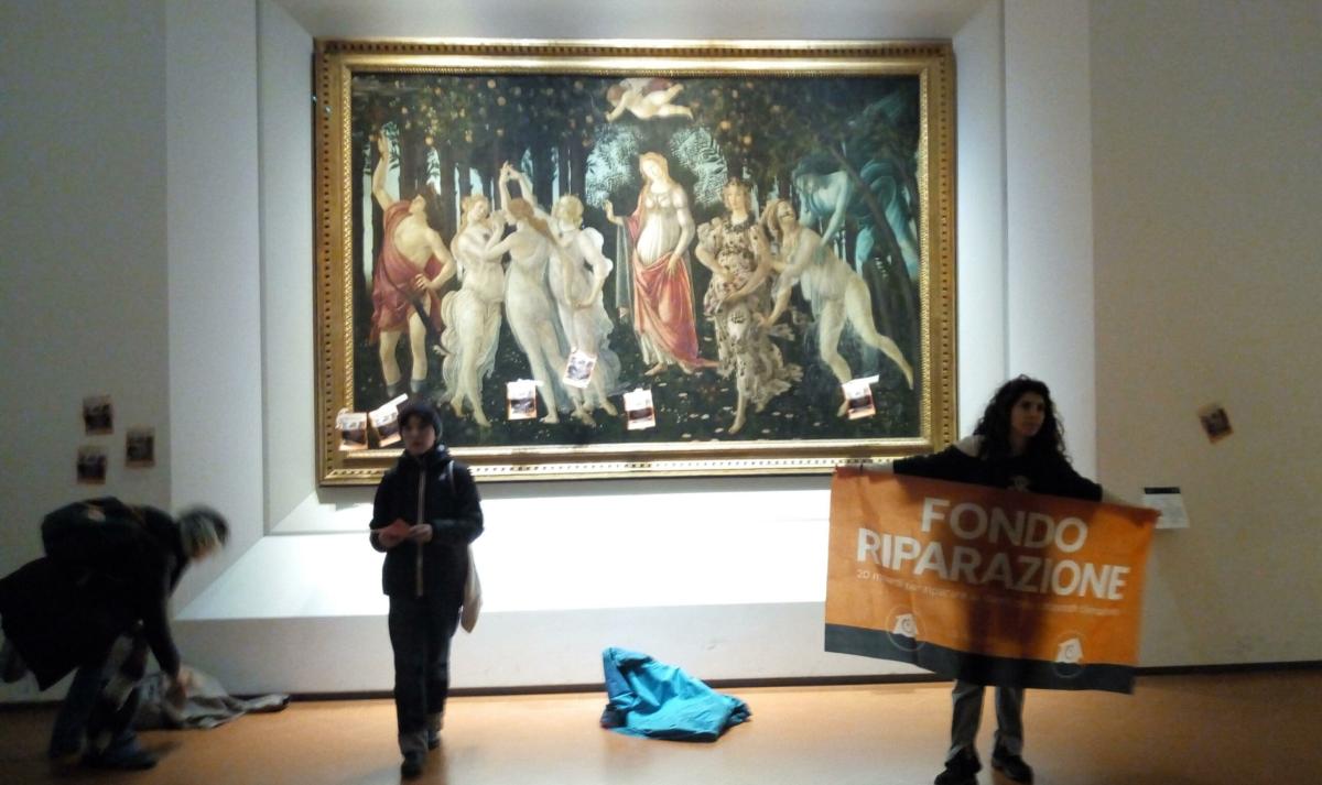 Nuovo blitz degli attivisti di Ultima Generazione agli Uffizi di Firenze: volantini sulla ‘Primavera’ di Botticelli | FOTO