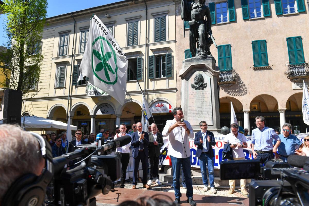 Festa Lega a Varese, Salvini risponde a Bossi: “Critiche? Aiutano a migliorare”. I fedelissimi: “La sua direzione è quella giusta”