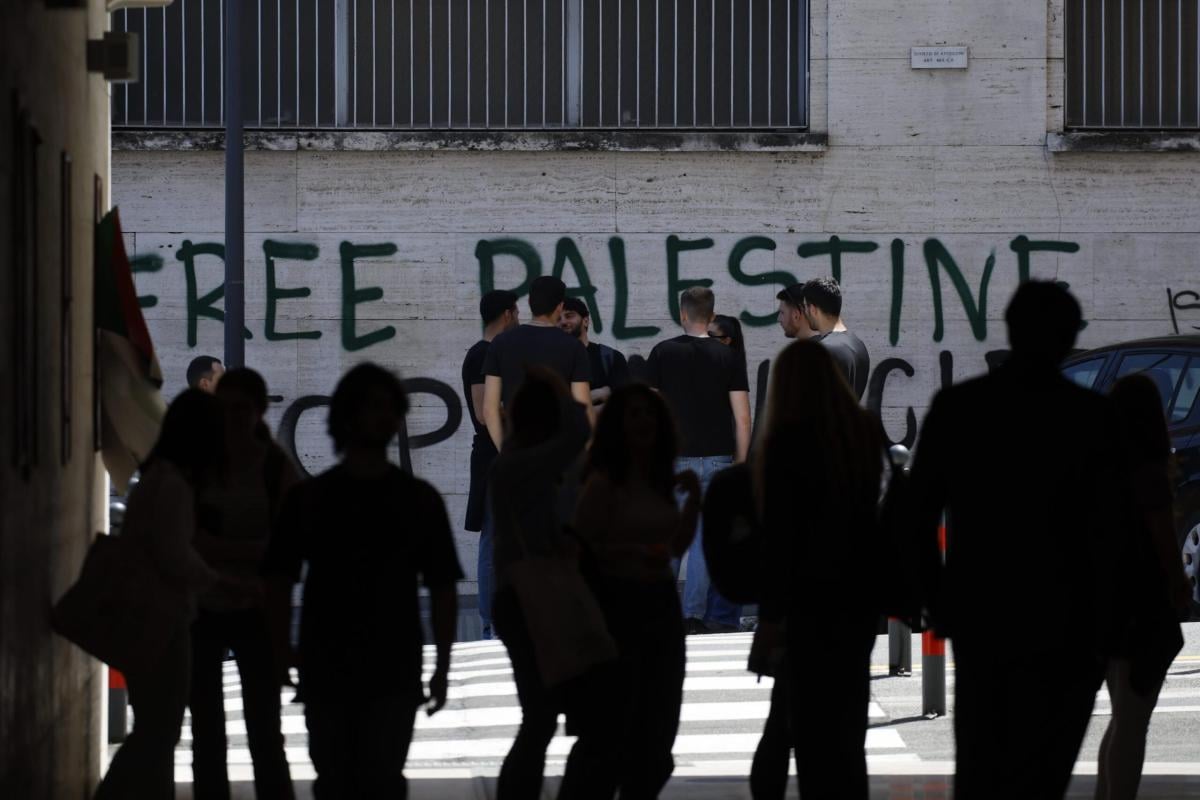 Milano, presentato il manifesto per il diritto allo studio e contro le discriminazioni. Balzano (studente UniMi): “Vogliamo promuovere il dialogo su quello che accade in Medio Oriente” | FOTO