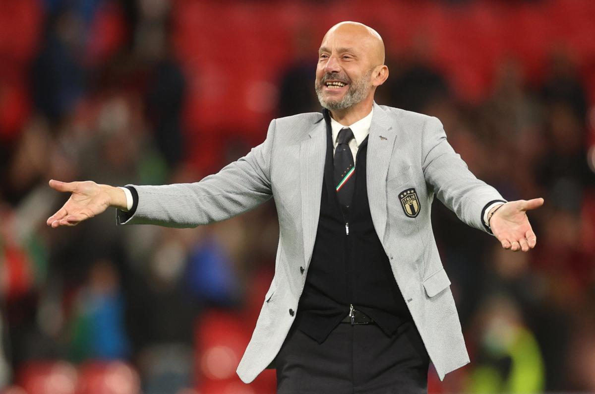 I 60 anni di Vialli, Mancini lo ricorda con l’abbraccio a Euro 2020. Auguri social di Juve e Samp: “Esempio e leggenda”