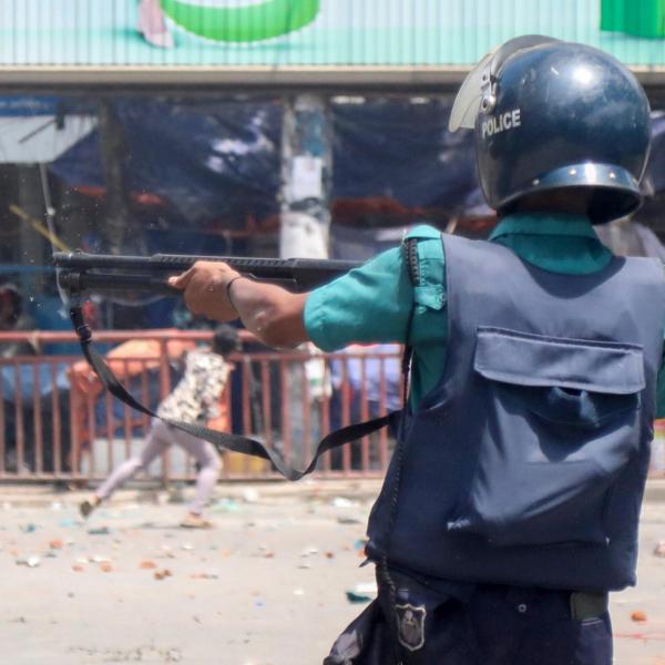 Bangladesh, la polizia apre il fuoco contro gli studenti a Dacca: 115 morti dall’inizio delle proteste | VIDEO