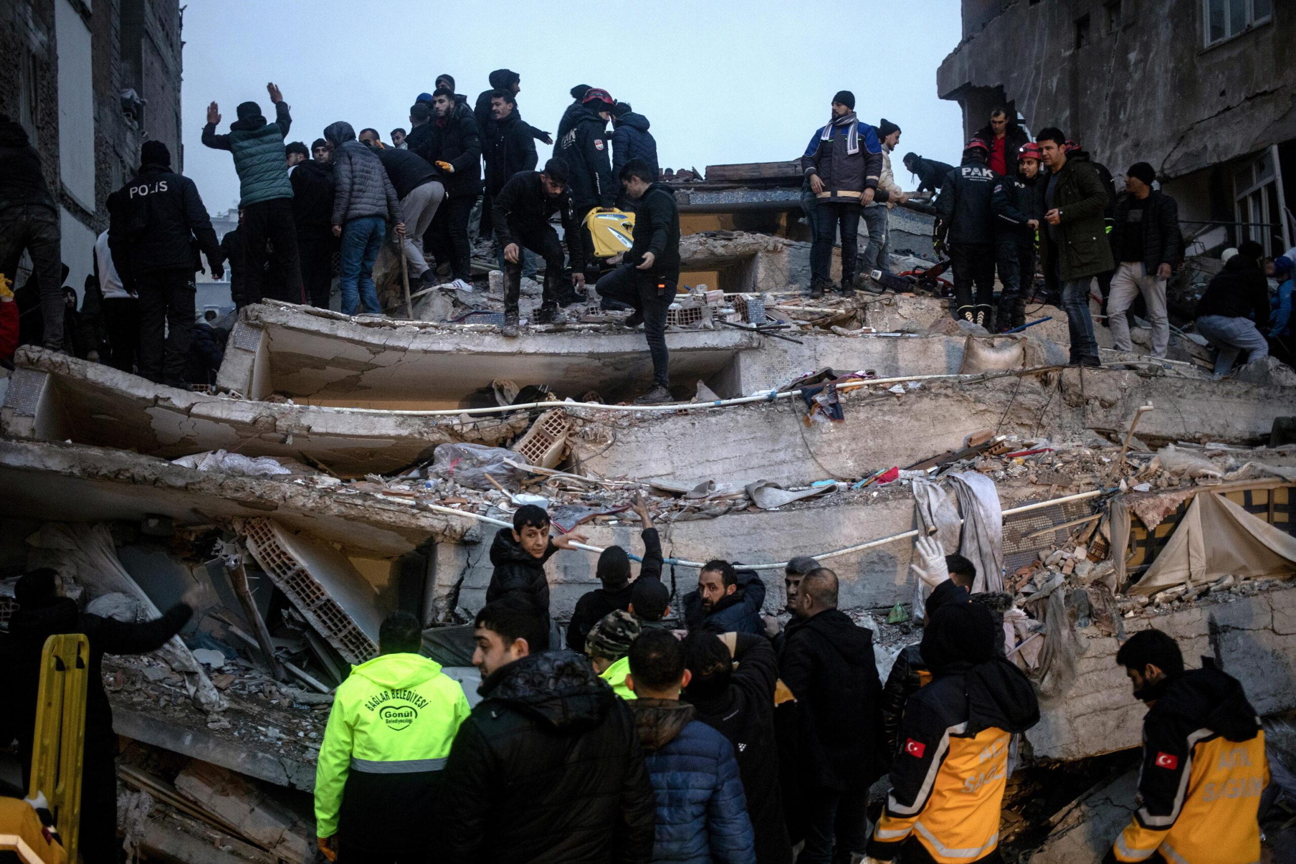 Terremoto Turchia-Siria, oltre 5mila vittime accertate. Oms: alla fine potrebbero essere più di 20mila | FOTO E VIDEO