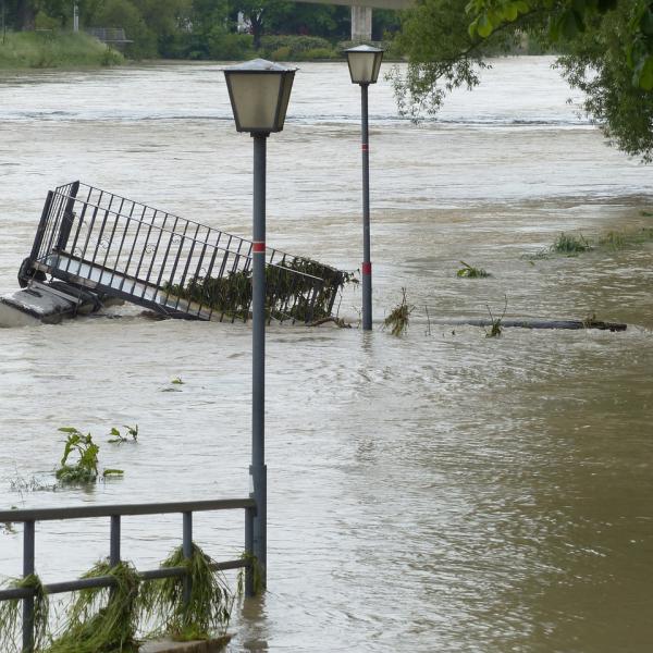 Regno Unito, allarme inondazioni e possibili ritardi nei trasporti a causa della tempesta Henk