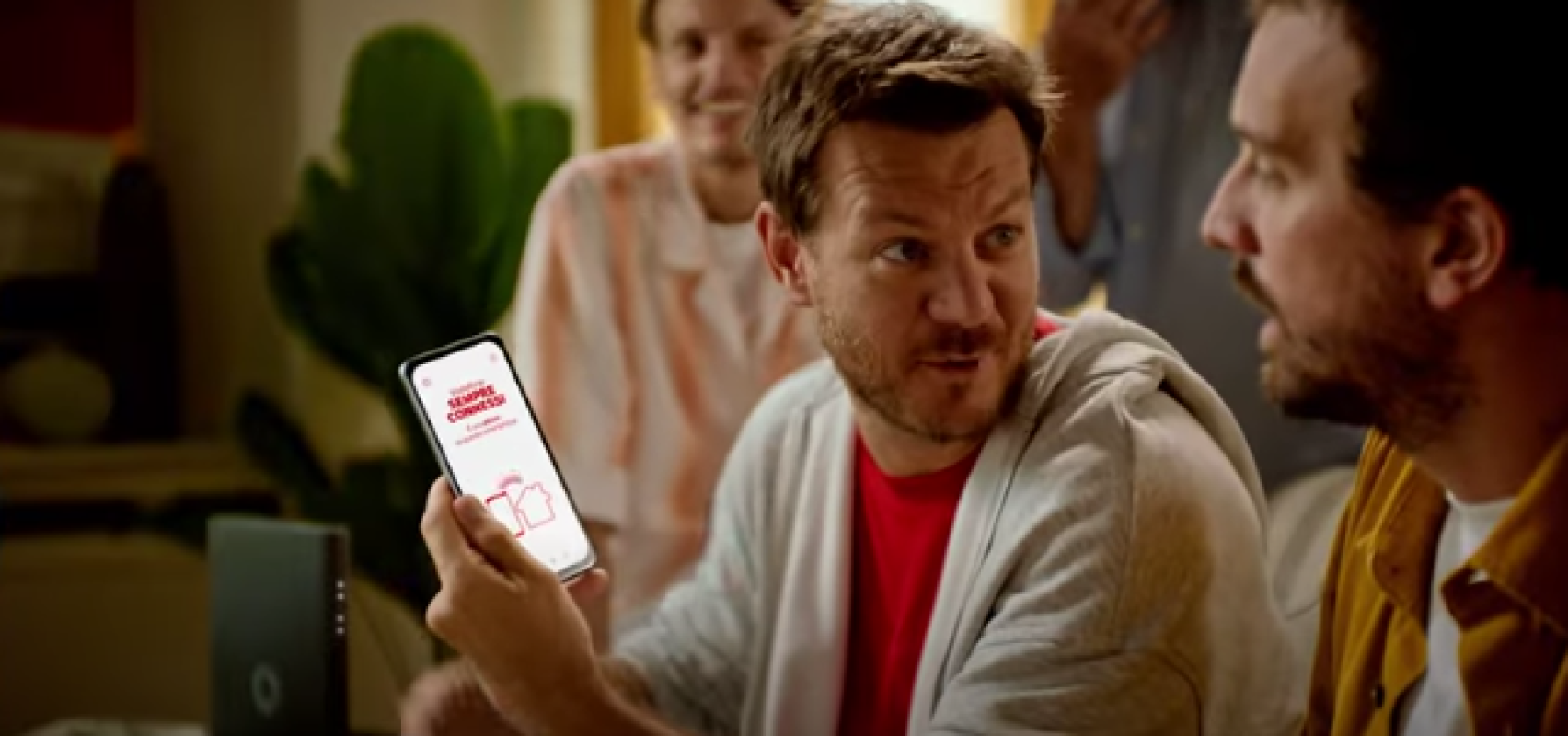 Spot Vodafone Sempre Connessi: qual è la canzone che fa da colonna sonora alla pubblicità con Alessandro Cattelan? | VIDEO