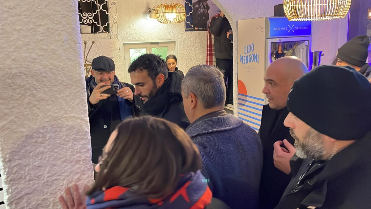 Marco Mengoni a Sanremo 2023 al party del suo Lido Mengoni | Video