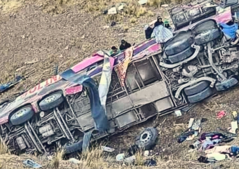 Perù, incidente ad Ayacucho: bus precipita in un burrone, morti 21 passeggeri | VIDEO