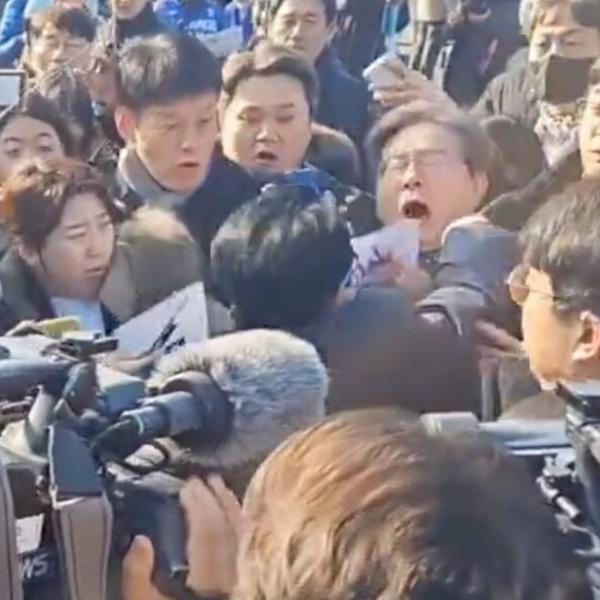 Corea del Sud, in ripresa il leader dell’opposizione Lee Jae-myung: era stato accoltellato