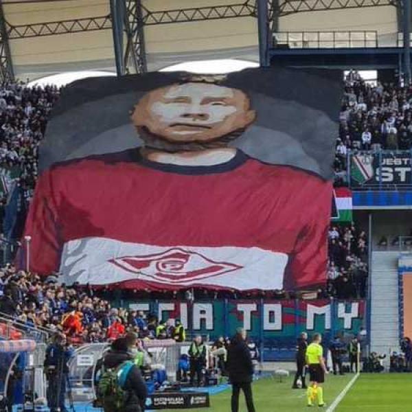 Putin impiccato: lo striscione shock dei tifosi del Legia Varsavia