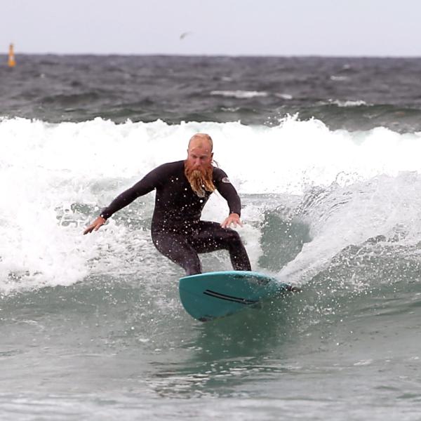 Surf, un australiano cavalca le onde per 40 ore di fila stabilendo …