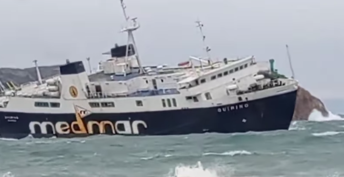 Ponza, traghetto rischia di ribaltarsi: vento forte e onde di 8 metri. Il VIDEO