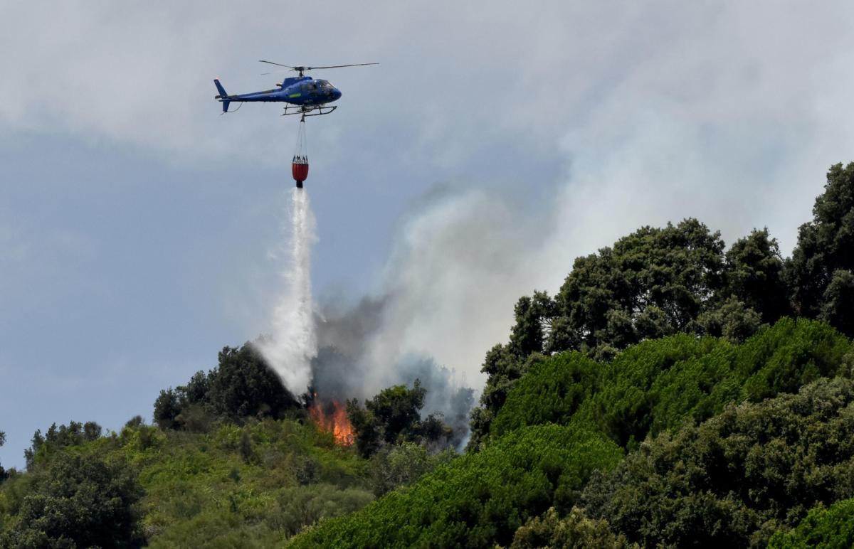 Sicilia, incendi a Trapani: bloccato l’aeroporto