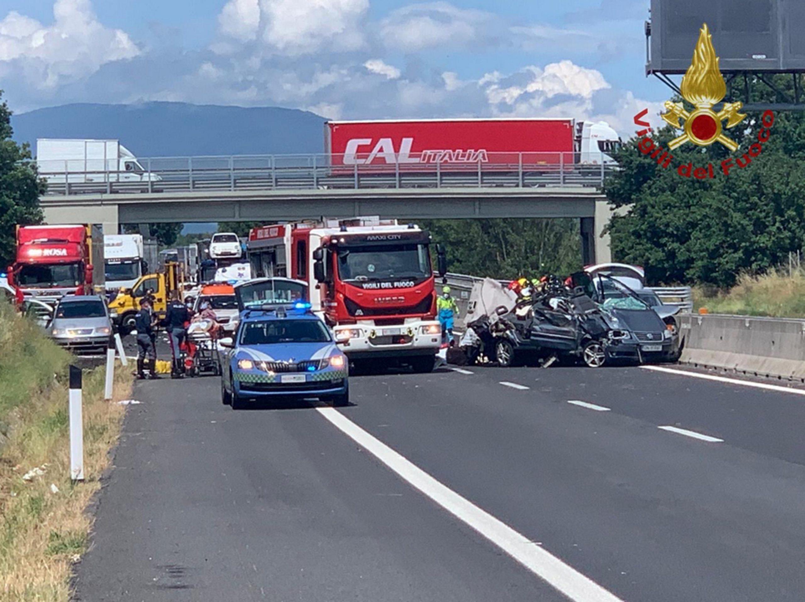 Incidente mortale ad Arezzo: un tir e tre mezzi coinvolti. Vittima una donna di 41 anni