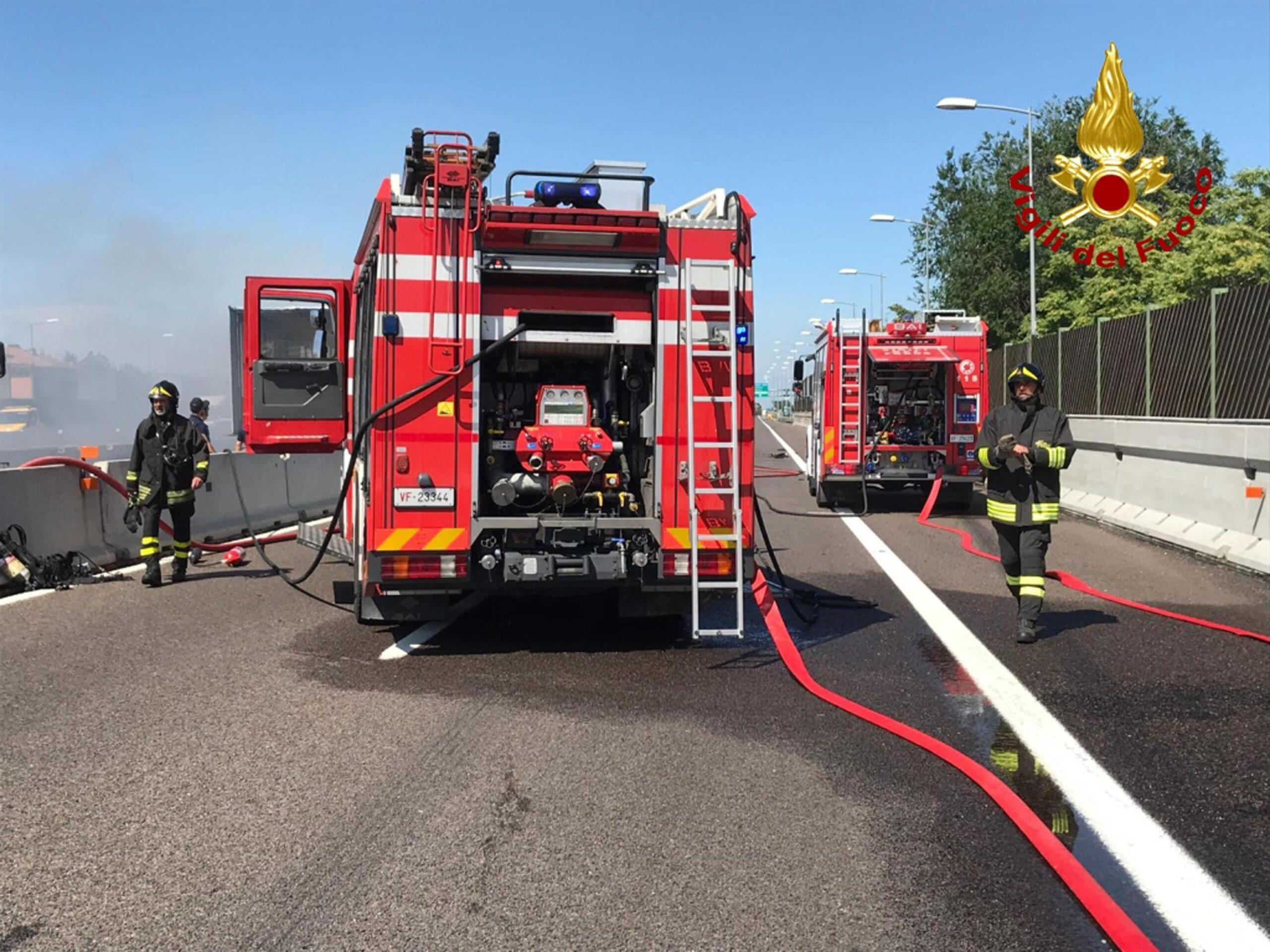 Bisarca prende fuoco sull’A21 dopo un’esplosione: lunghe code e disagi per il traffico