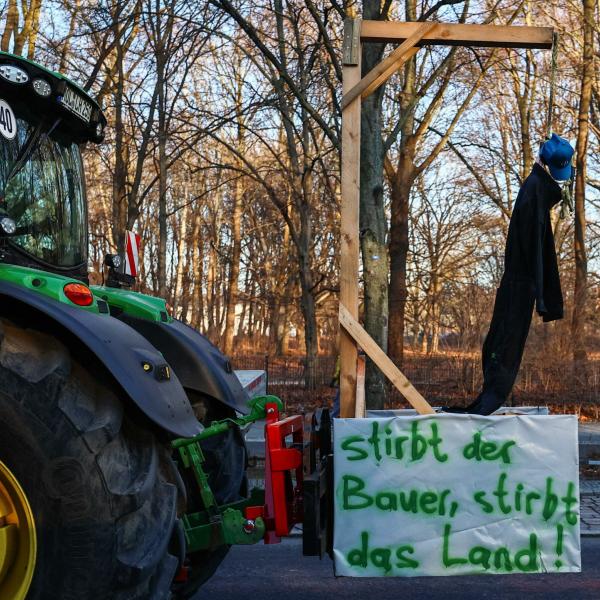 Germania, la protesta dei trattori agita Berlino: gli agricoltori scendono in strada contro Olaf Scholz