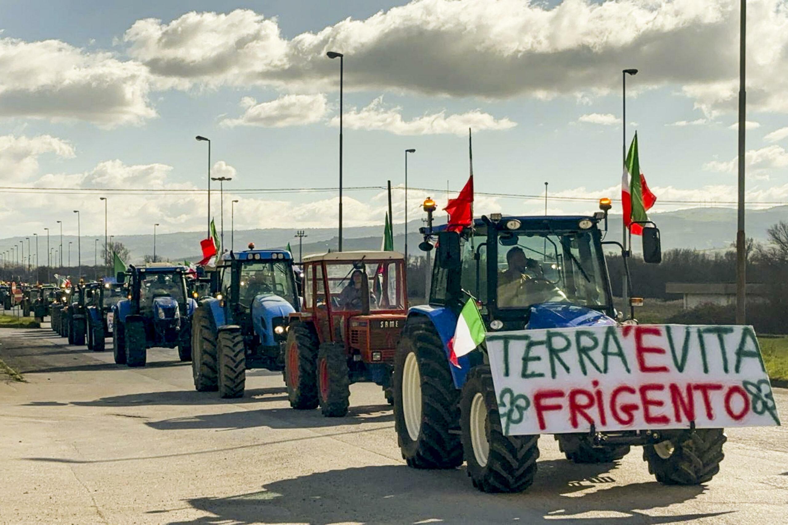 Catanzaro, in corso le proteste degli agricoltori: morto un uomo di 56 anni bloccato nel traffico