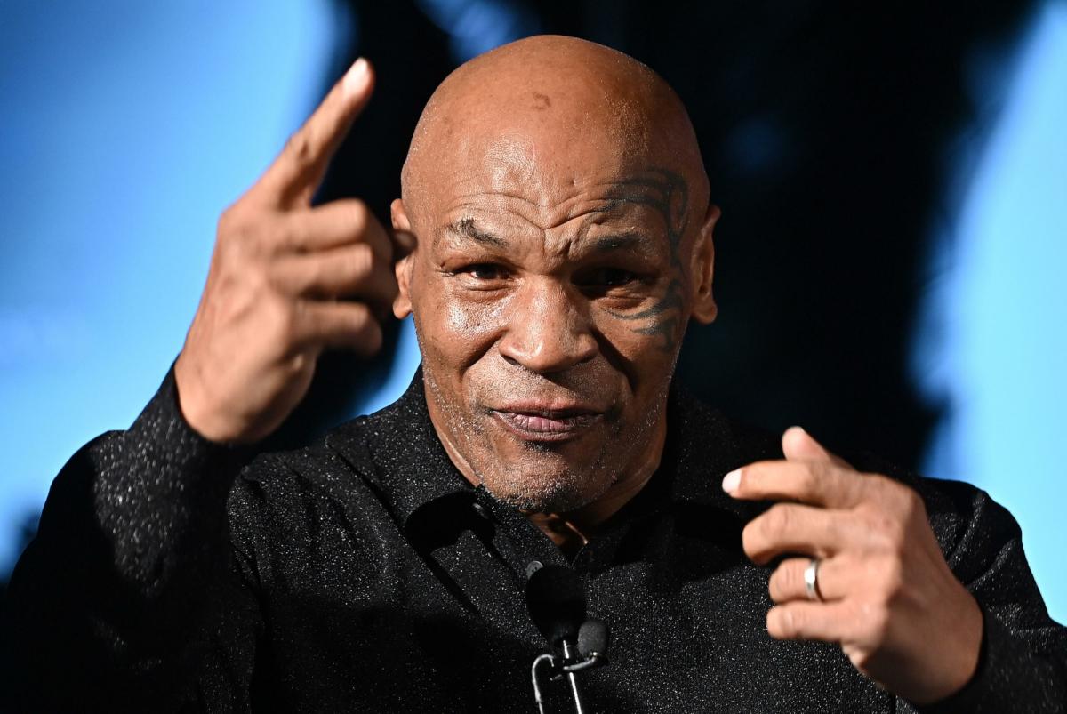 Mike Tyson tifoso della Juventus: l’ex pugile si mette in posa con la maglia bianconera | FOTO