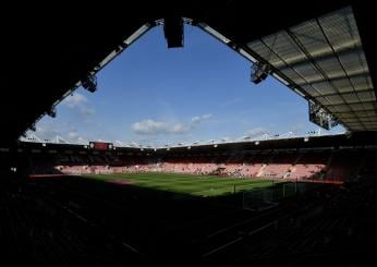 Inghilterra, un enorme incendio divampa davanti allo stadio del Southampton: paura fra i residenti| VIDEO