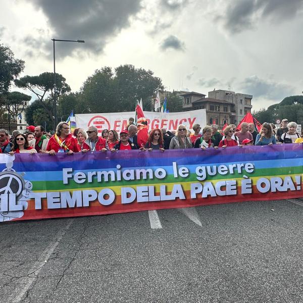 Roma, manifestazione per la pace: “Fermiamo le guerre”. Migliaia di persone in piazza nella Capitale