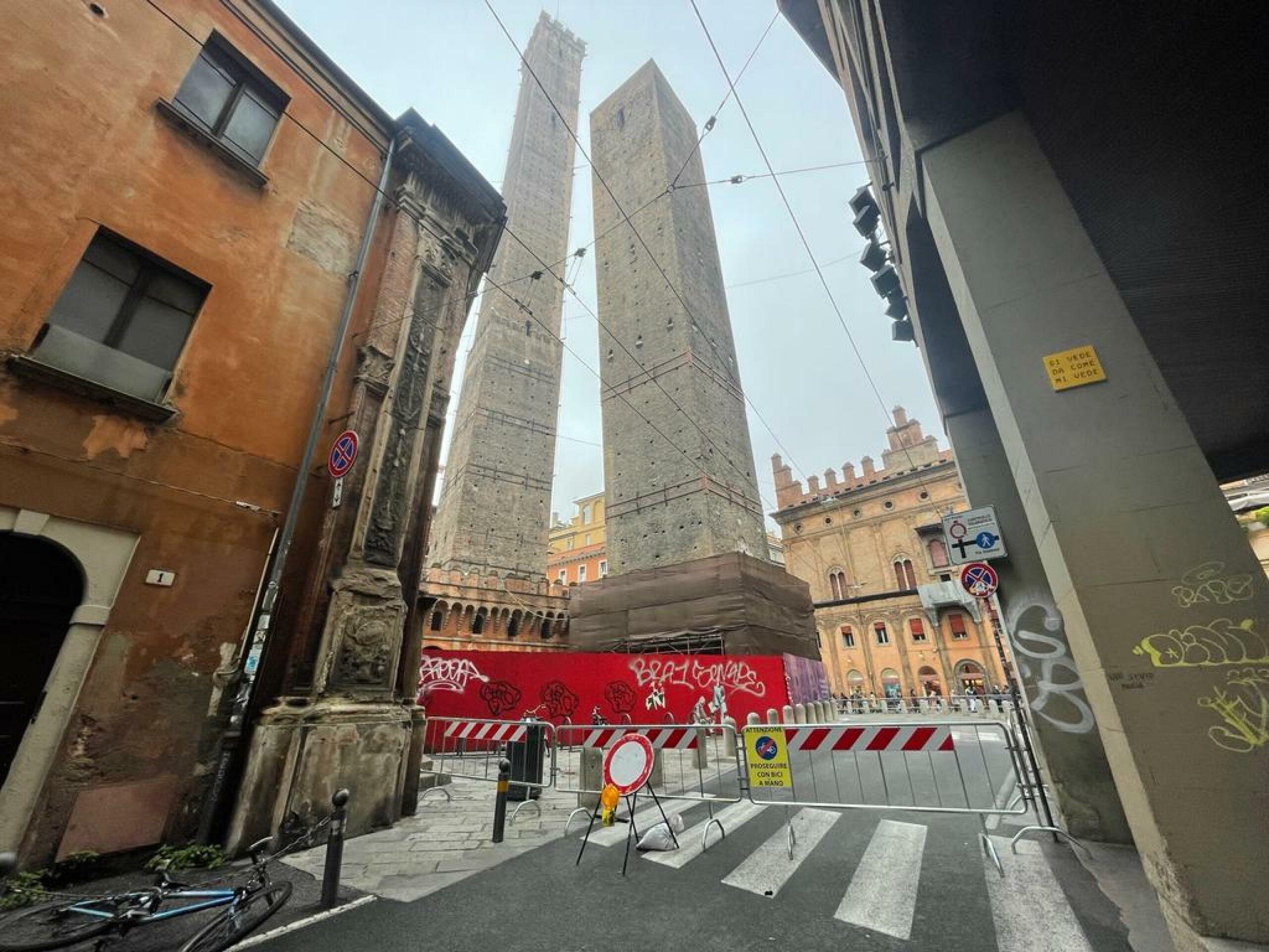 Bologna, una campagna per il restauro delle Torri Garisenda e degli Asinelli. Cremonini e Morandi testimonial d’eccezione: “Donate” | FOTO