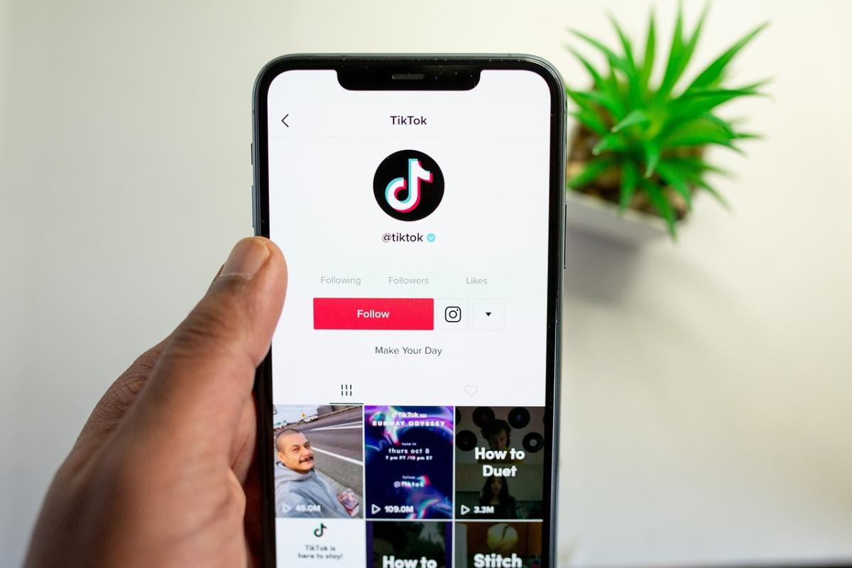 Cos’è successo tra TikTok e Universal e perché l’azienda discografica potrebbe eliminare le proprie canzoni dal social?