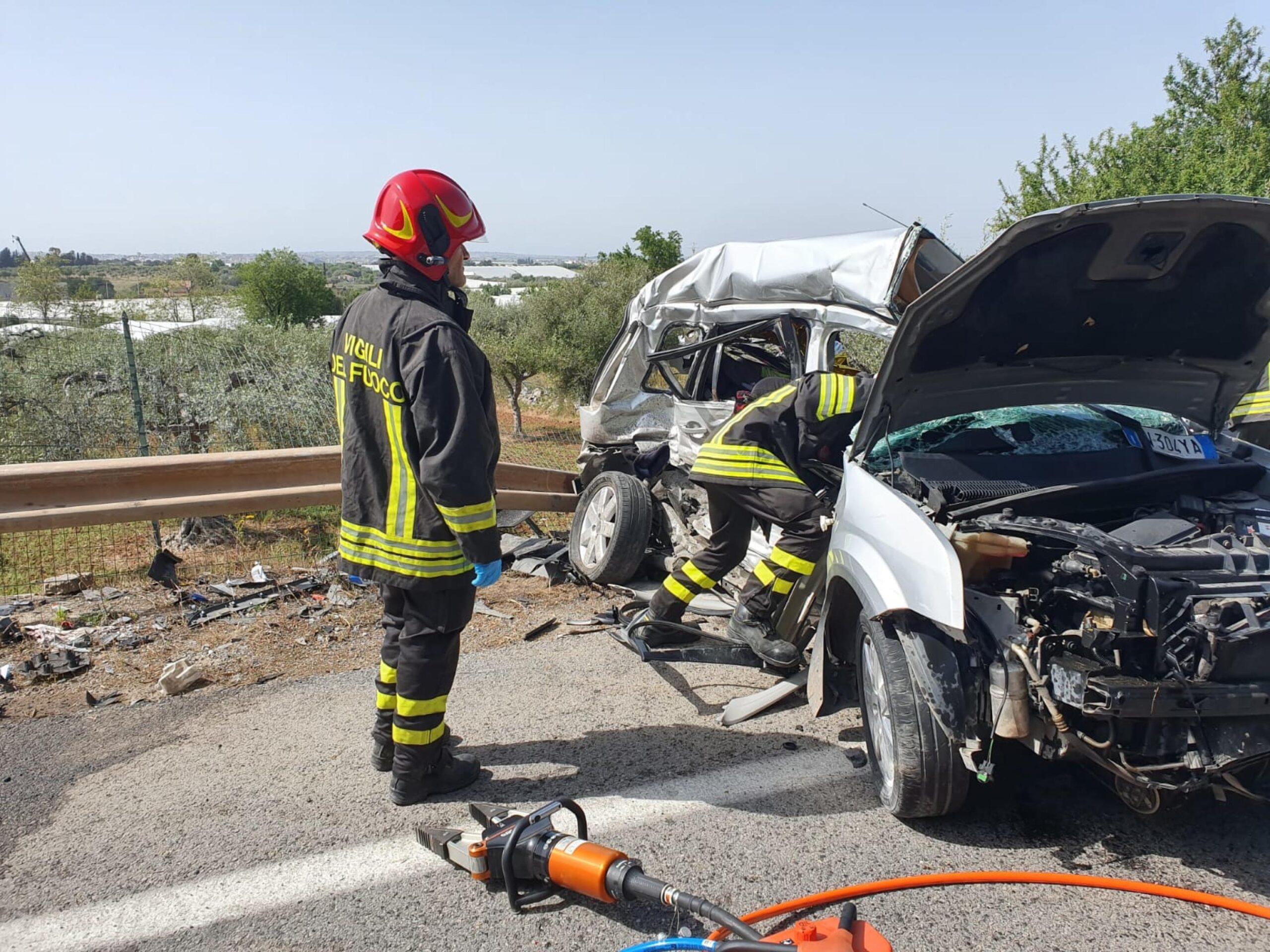 Tragico incidente sul raccordo Avellino-Salerno: scontro tra due auto, morta una donna