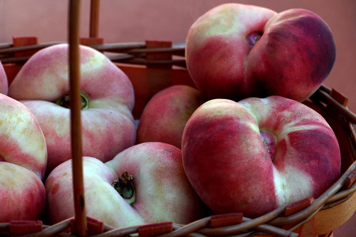 Fresca e  golosa l’insalata con le pesche