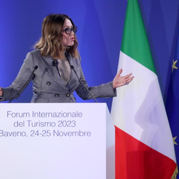 Santanché, mozione di sfiducia in Aula, la ministra assente. M5s: “Si nasconde”.