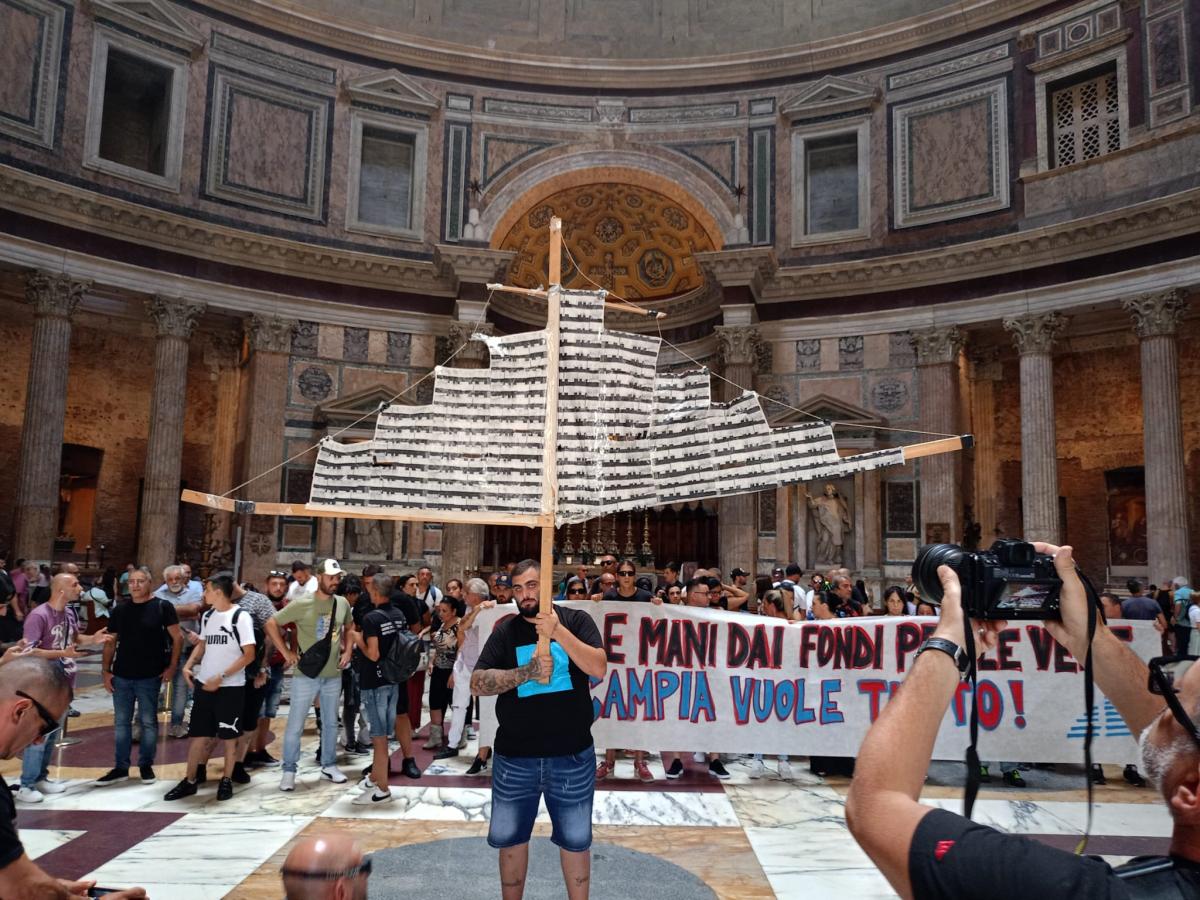 Vele di Scampia, protesta al Pantheon: “Difendiamo il diritto all’abitare e a una vita normale” | VIDEO + FOTO ESCLUSIVA