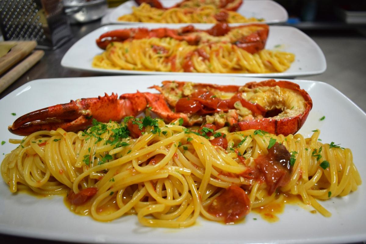 Ricchezza di sapori: linguine astice e pomodorini