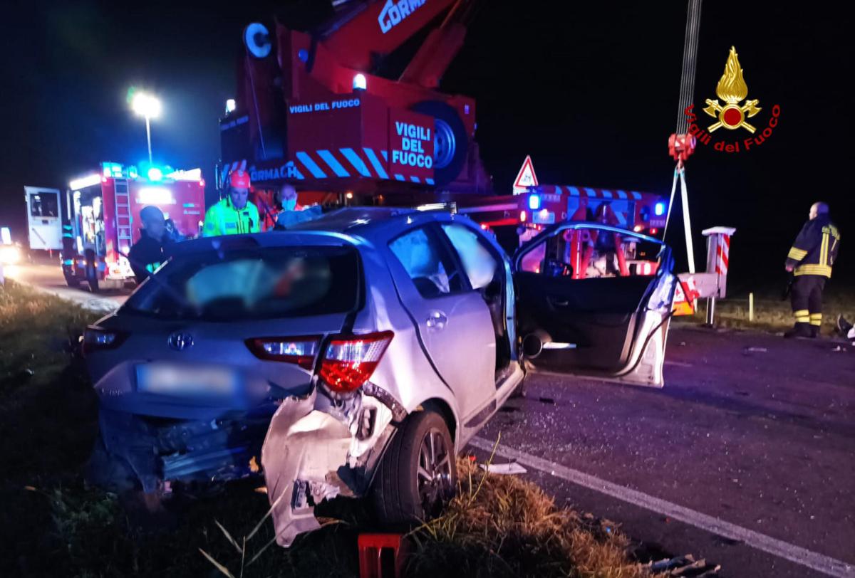 Tragico incidente a Bitonto, morti quattro giovani. Ferita una coppia