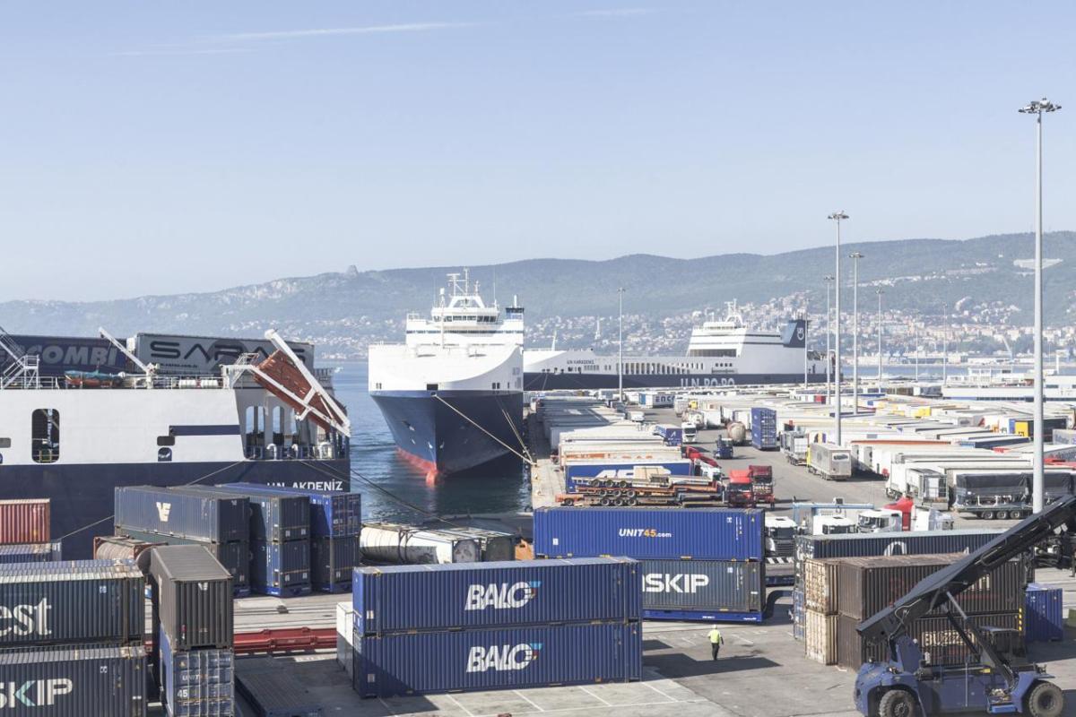 Incidente nel porto di Trieste: operaio di 58 anni cade in mare e m…