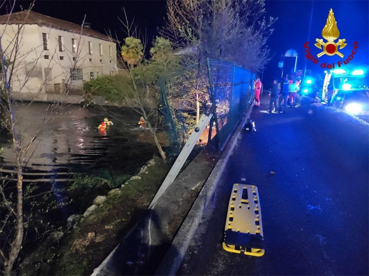 Pordenone, auto finisce nel lago: morto il conducente di 29 anni, f…