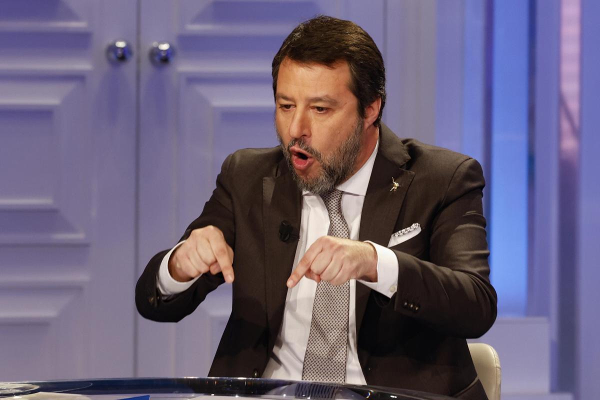 Salvini contro le regioni di centrosinistra: scintille sui migranti