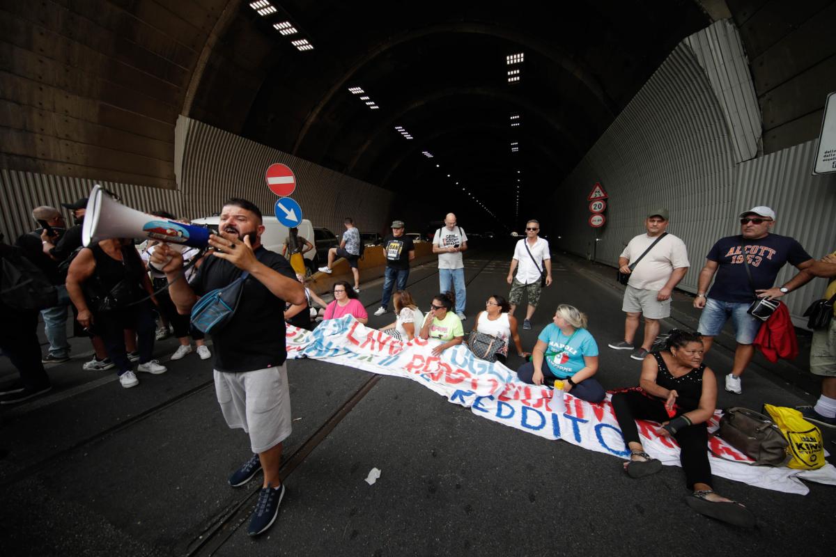 Napoli, protesta per il reddito di cittadinanza: Galleria Vittoria …