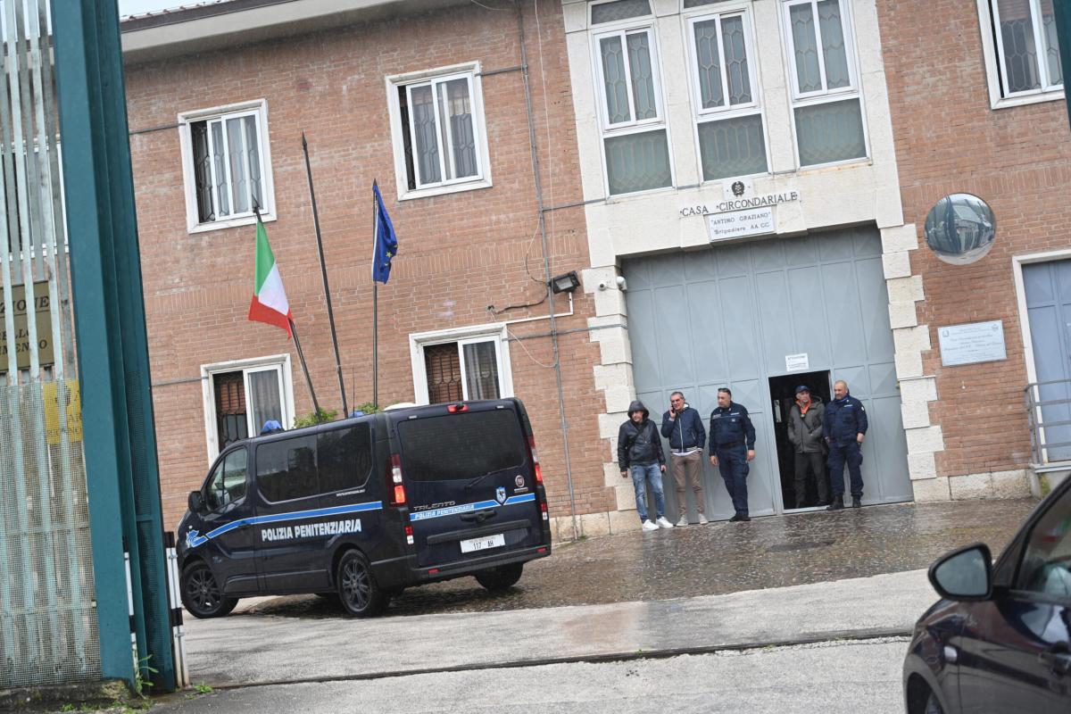 Avellino, detenuto appicca in un incendio nella sua cella: 5 agenti…