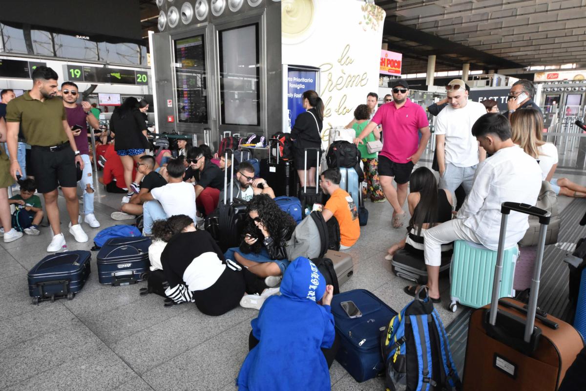 Catania, chiuso l’aeroporto e sospesi i voli per l’eruzione dell’Etna: quando riapre? | FOTO