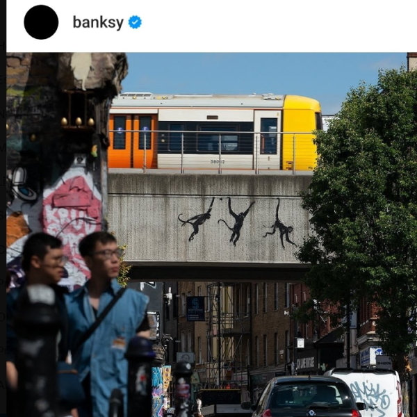 Inarrestabile Banksy con le opere safari: arrivano le scimmie dopo la capra e gli elefanti. Il nuovo murales a Brick Lane, Londra | FOTO