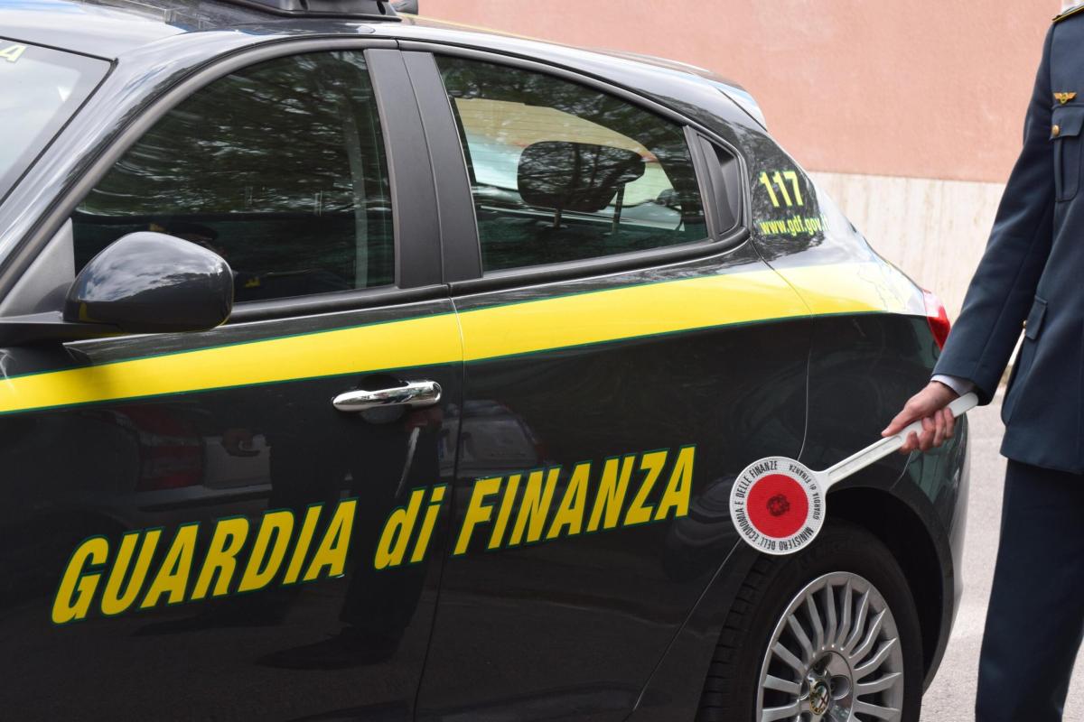 Corruzione in Puglia, trovati 65mila euro in un sacco della spazzatura a casa di Enzo Pisicchio: i dettagli dell’inchiesta