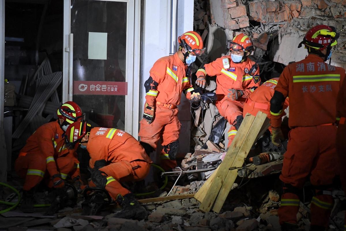 Crollo di un palazzo in Cina: 59 persone in pericolo di vita sotto …