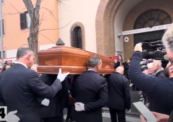 Funerali Giacomo Losi, l’ultimo saluto allo storico capitano della Roma. L’arrivo del feretro | VIDEO