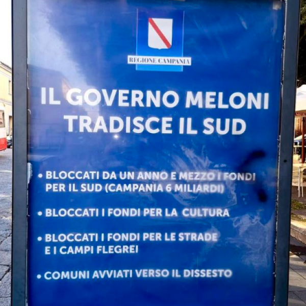 De Luca tappezza le città di manifesti contro Meloni. Il centrodestra in Regione: “Interrogazione e invio atti agli enti contabili”