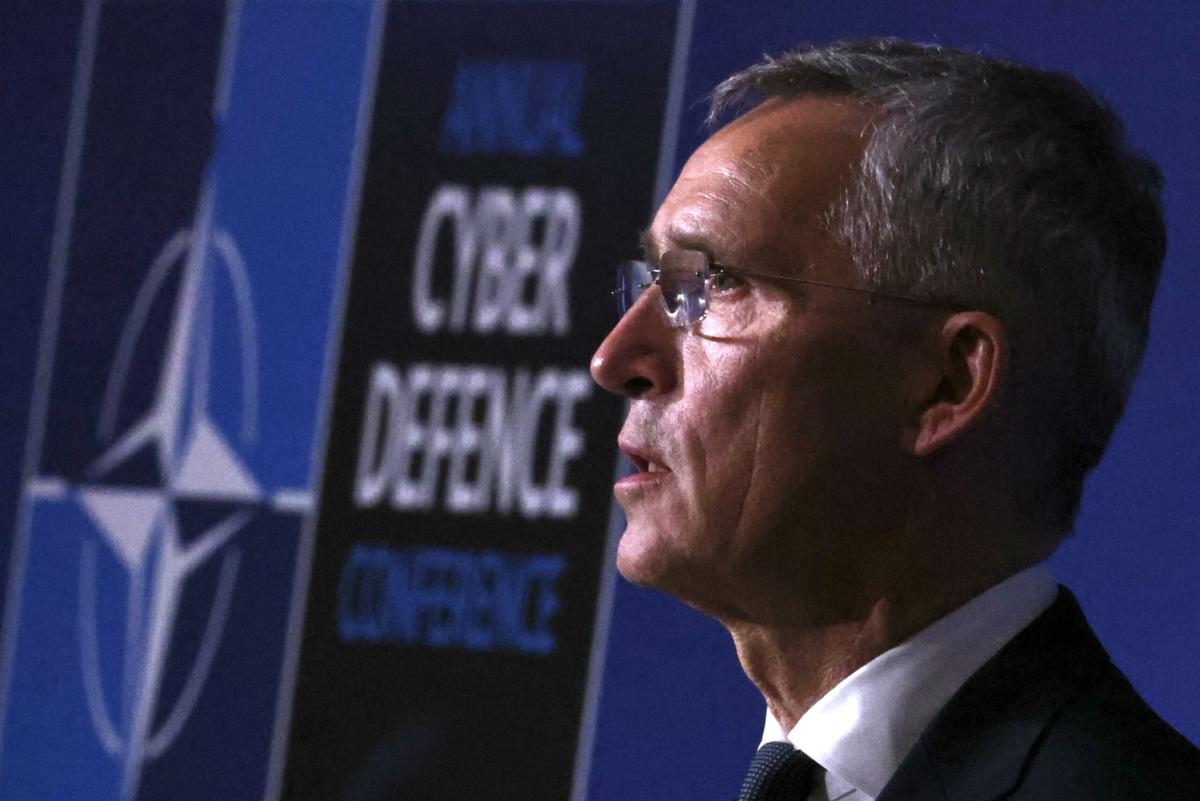 Guerra in Ucraina, Stoltenberg alla Nato: “Continuare a fornire arm…